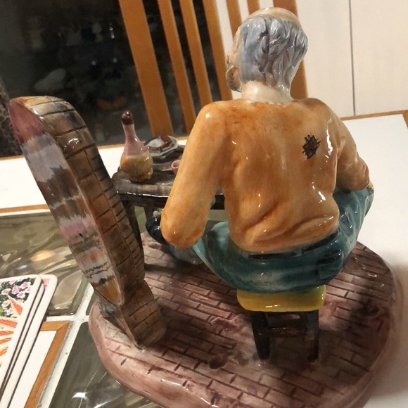 Vintage Derelect cardplayer collectible ceramic sculpture. - Picture 7 of 12